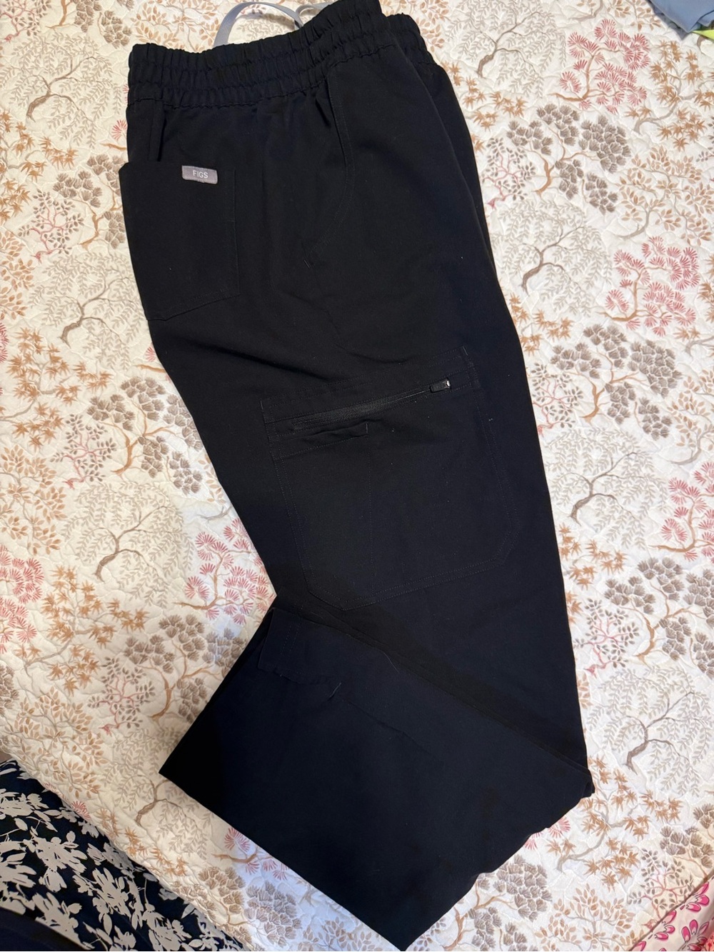 Figs Women’s Black Cargo Scrub Pants with Zip Pocket